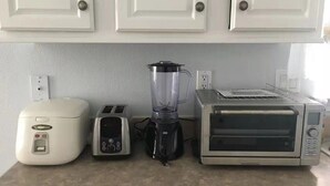 Eine Küche mit einem Toaster, einem Mixer und einer Mikrowelle.