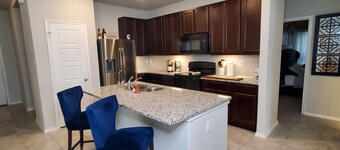 New Modern home only 11 miles from Downtown and the Pearl Brewery!