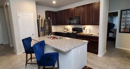 New Modern home only 11 miles from Downtown and the Pearl Brewery!