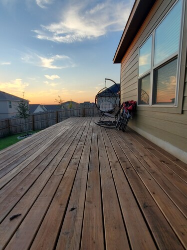 New Modern home only 11 miles from Downtown and the Pearl Brewery!