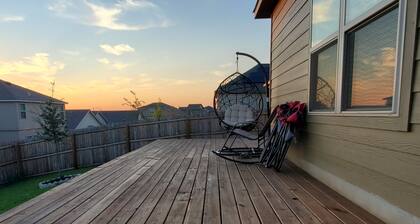 New Modern home only 11 miles from Downtown and the Pearl Brewery!