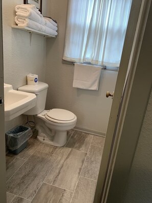 Shower, towels - Hang out at the pool-Cabin 4 (Cassville)