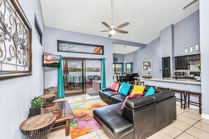 Smart TV, fireplace, DVD player, music library - Escape to Dockside -Lakefront Villa on Livingston (Huntsville)