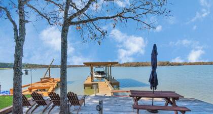 Escape to Dockside -Lakefront Villa on Livingston