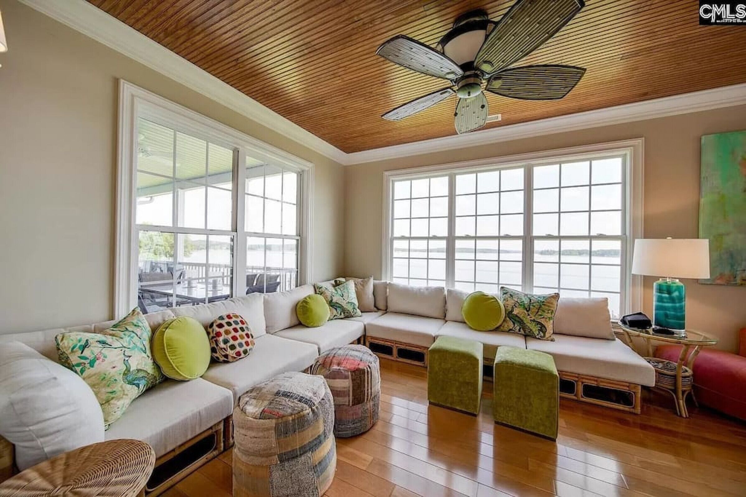 智能電視、壁爐、乒乓球設施、書籍