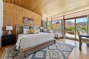 3 bedrooms, desk, iron/ironing board, travel cot