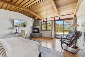 3 bedrooms, desk, iron/ironing board, travel cot