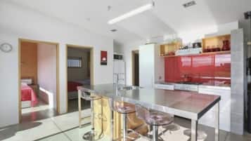 Fridge, microwave, oven, coffee/tea maker