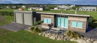 Stunning 3 Bedroom Seaside Bach on the Coastline