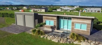 Stunning 3 Bedroom Seaside Bach on the Coastline