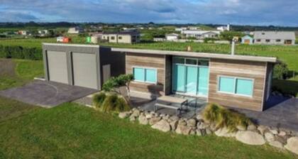 Stunning 3 Bedroom Seaside Bach on the Coastline