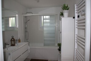 Duschwanne, Handtücher, Seife, Toilettenpapier