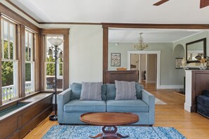 Een televisie en een open haard