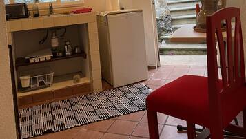 Jääkaappi, liesi, kahvin-/teenkeitin, leivänpaahdin