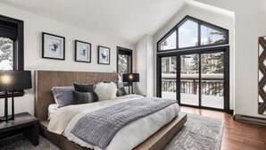 A bedroom with a large bed, a view of a snowy landscape, and framed artwork on the wall. - Larkspur Lodge - walk to ski lift and BC Village (Beaver Creek)