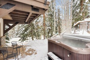 Outdoor spa tub - Larkspur Lodge - walk to ski lift and BC Village (Beaver Creek)