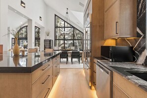 Geladeira, micro-ondas, fogão, cooktop