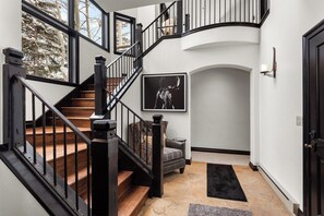 Interior - Larkspur Lodge - walk to ski lift and BC Village (Beaver Creek)