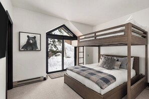6 bedrooms, desk, iron/ironing board, free WiFi - Larkspur Lodge - walk to ski lift and BC Village (Beaver Creek)