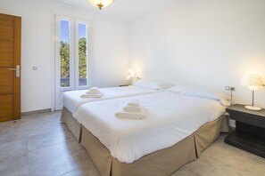 3 chambres, fer et planche à repasser, lit de bébé portatif