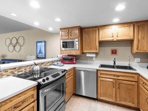 Køleskab, mikrobølgeovn, ovn, kogeplade