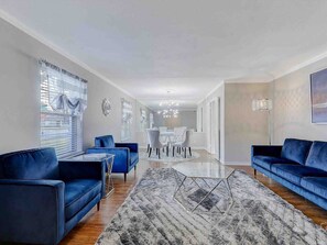 Fernseher, Kamin, DVD-Player