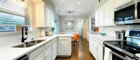 Frigorífic, microones, forn i placa de cuina