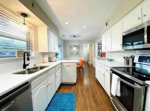 ★★★★★ 5 STAR Home - Guest Favorite!!<br><br>Chic Mid-Century Modern retreat just minutes from Dallas’ top attractions. Spacious 2,500 sq. ft. layout with 4 private bedrooms, 2 living rooms, and 2 dining areas.