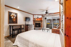 Skrivebord, strykejern/-brett, wi-fi (inkludert) og sengetøy