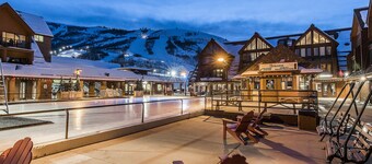 Cozy and Convenient Ski-in/Ski-out Studio With Pool & Hot Tubs