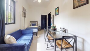 スイート | 高級寝具、羽毛の掛け布団、テンピュール、セーフティボックス (室内)