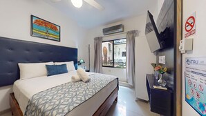 Suite | Premium bedding, down comforters, Tempur-Pedic beds, in-room safe - Hotel Tau Art Residence (Santo Domingo)