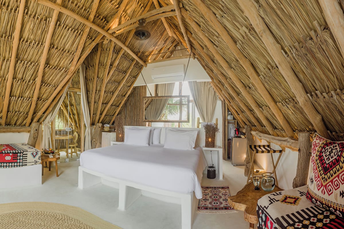 Suite, meerdere bedden, balkon, uitzicht op zee | 1 slaapkamer, hypoallergeen beddengoed, een minibar