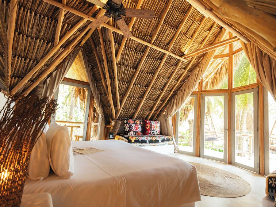 Allergitestade sängkläder, minibar och värdeförvaringsskåp på rummet