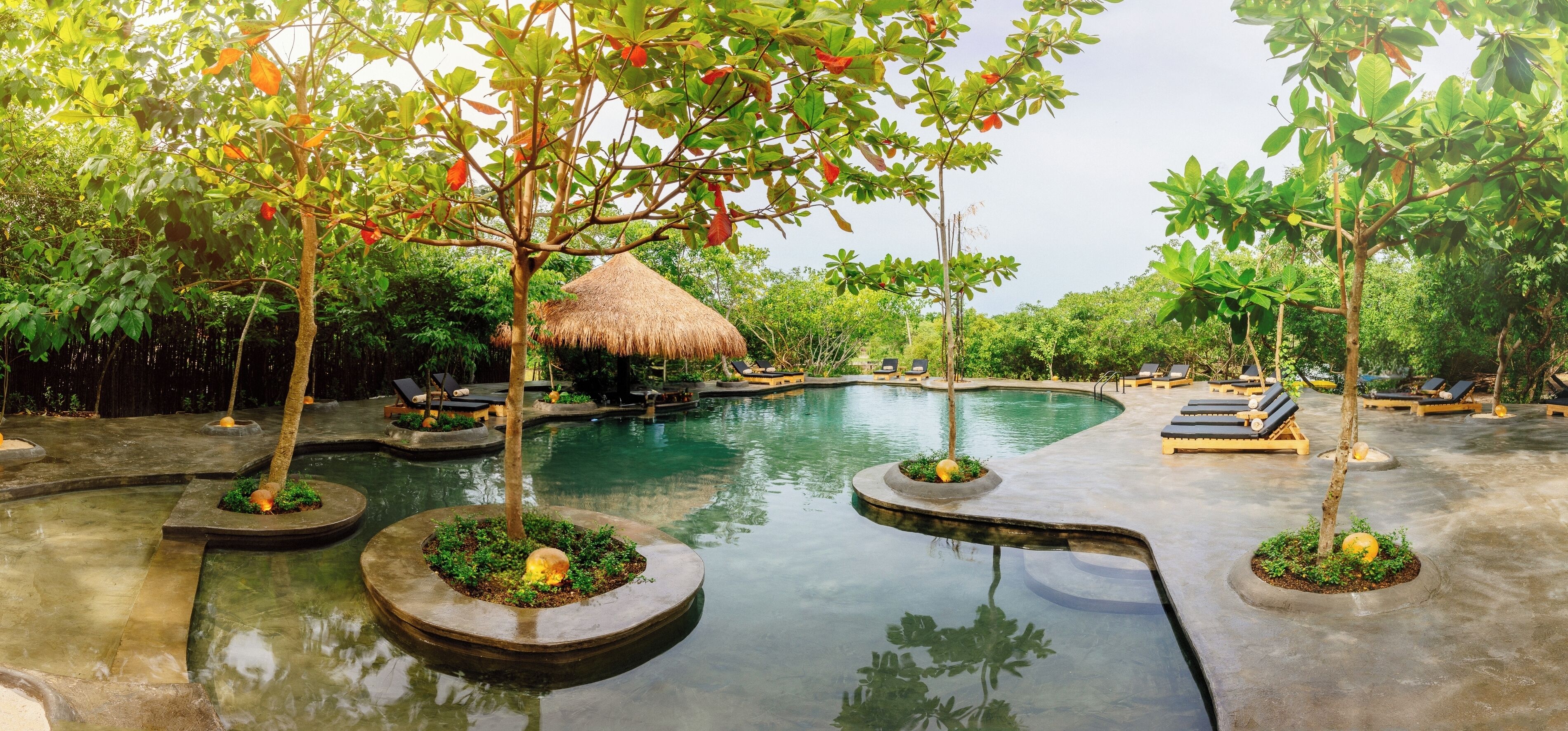 室外游泳池，09:00 至 20:00 开放，池畔遮阳伞，日光浴躺椅