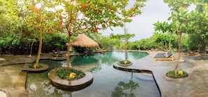 Outdoor pool, open 9:00 AM to 8:00 PM, pool umbrellas, pool loungers - Éteka Slow Beach Hotel - Adults only (Cartagena)