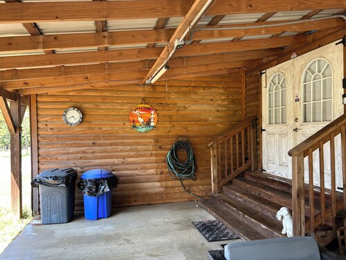 Beautiful 2 Bedroom Cabin with a lake view. Pets welcome
