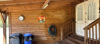 Beautiful 2 Bedroom Cabin with a lake view. Pets welcome