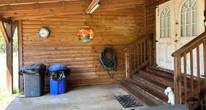 Beautiful 2 Bedroom Cabin with a lake view. Pets welcome