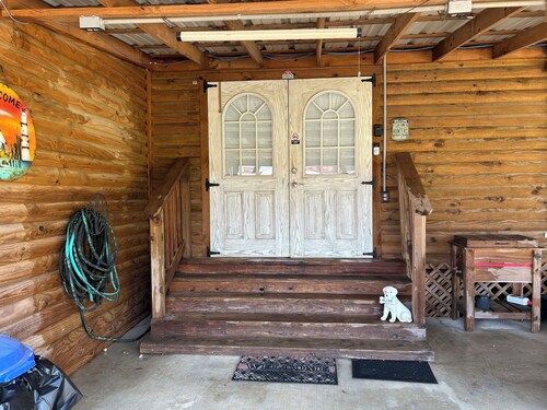 Beautiful 2 Bedroom Cabin with a lake view. Pets welcome