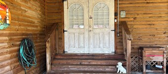 Beautiful 2 Bedroom Cabin with a lake view. Pets welcome