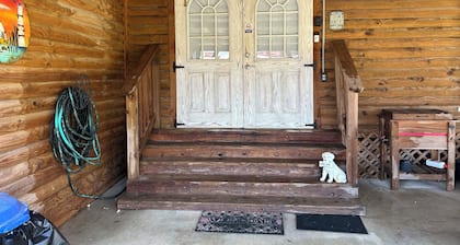 Beautiful 2 Bedroom Cabin with a lake view. Pets welcome