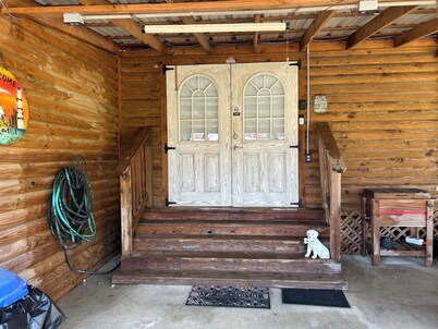 Beautiful 2 Bedroom Cabin with a lake view. Pets welcome