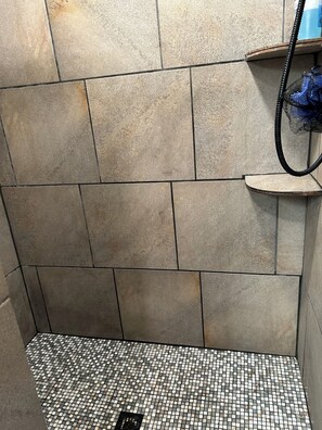 Chuveiro, secador de cabelo, toalhas de banho, sabonete