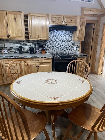 Beautiful 2 Bedroom Cabin with a lake view. Pets welcome