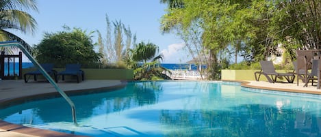 Una piscina al aire libre