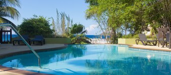 Penthouse villa on the beach, chef services available- extra cost. 