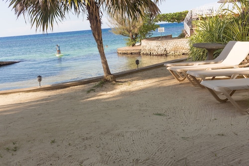 Penthouse villa on the beach, chef services available- extra cost. 