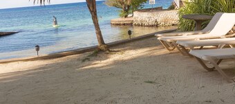 Penthouse villa on the beach, chef services available- extra cost. 