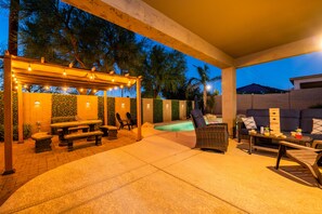 Outdoor dining - 5 Bed| 3 Full bath home w/ rec room, private pool & hot tub!! (Peoria)